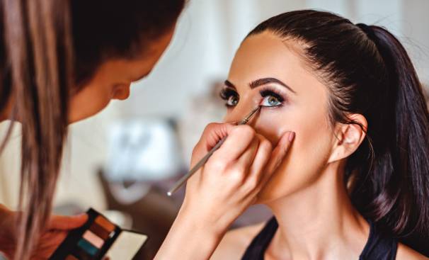 Makeup Artist business idea in Hindi